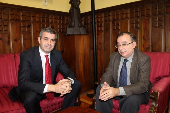 Álvaro Gutiérrez con Fernando Mora en un momento de la reunión mantenida hoy en la Diputación