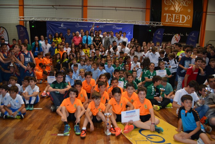 Imagen de Foto de familia con los premiados