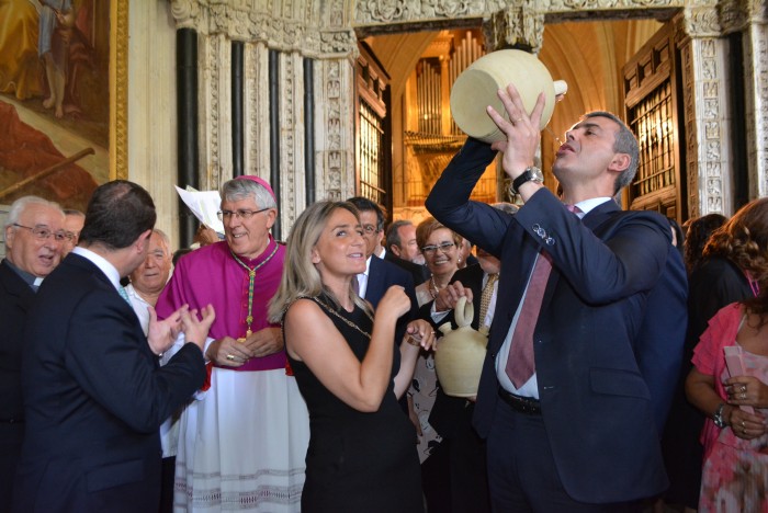 Imagen de Álvaro Gutiérrez bebe del agua de la Virgen del Sagrario