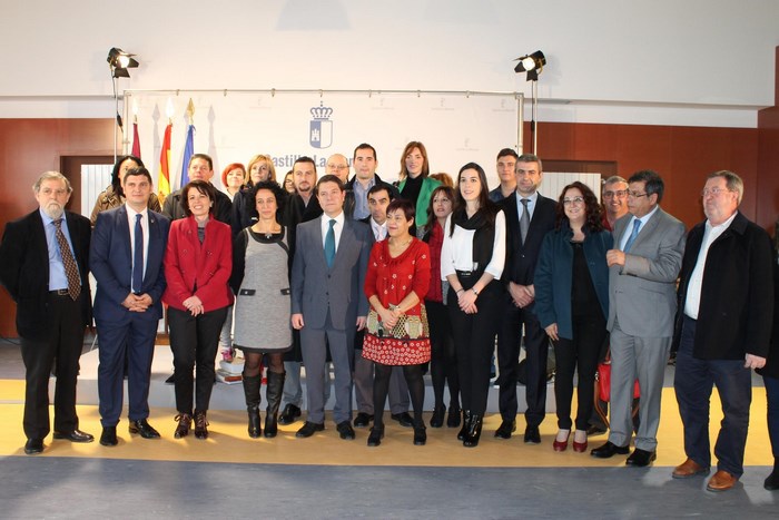 Imagen de Álvaro Gutiérrez junto a los asistentes a la inauguración del colegio de Méntrida