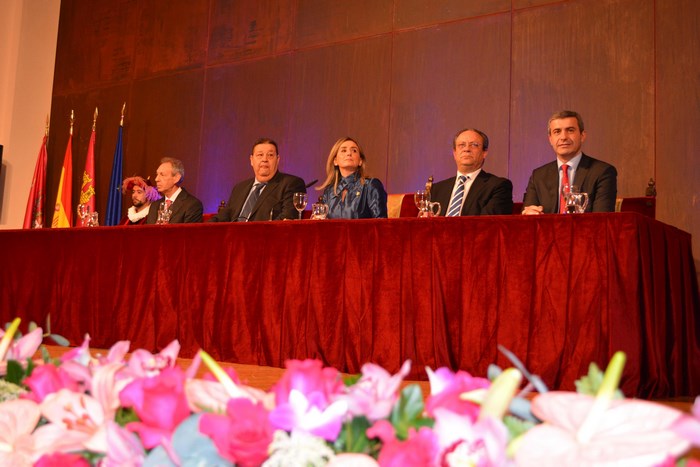 Imagen de Álvaro Gutiérrez junto a la alcaldesa de Toledo, Milagros Tolón, y el resto de autoridades