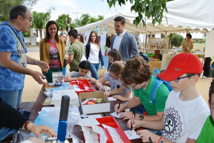 Imagen de Flora Bellón visita los diferentes stands de los colegios