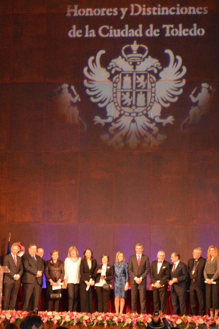 Imagen de Foto de familia del acto de entrega de Honores y Distinciones de la Ciudad de Toledo