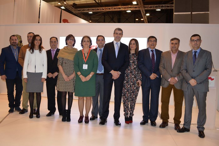 Imagen de Diputados de la corporación junto al presidente en la presentación de proyectos en Fitur