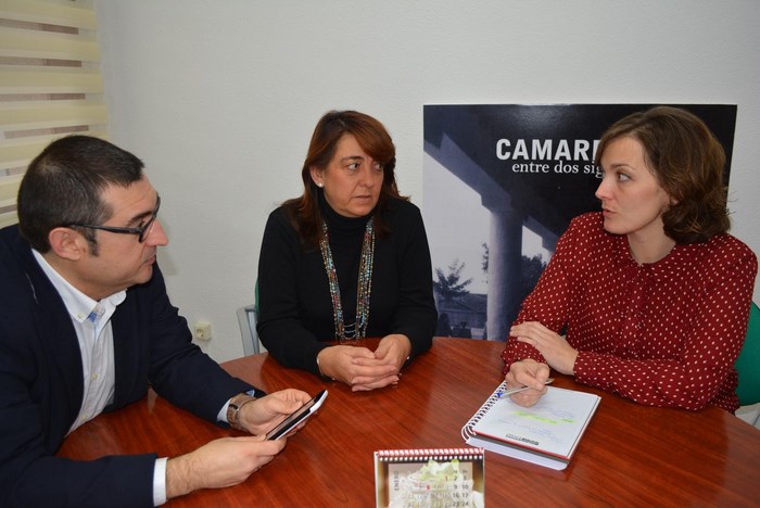 Imagen de Fernando Muñoz estudia con la alcaldesa de Camarena el taller de empleo de la localidad