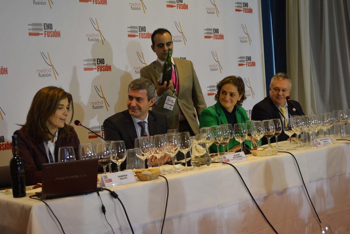 Álvaro Gutiérrez en un momento de la cata del espumoso de las bodegas de Marqués de Griñón