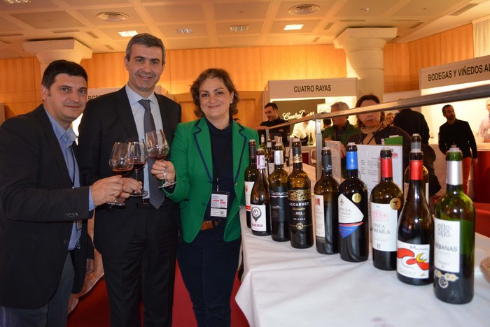 Imagen de Álvaro Gutiérrez junto a los vinos toledanos participantes en Enofusión