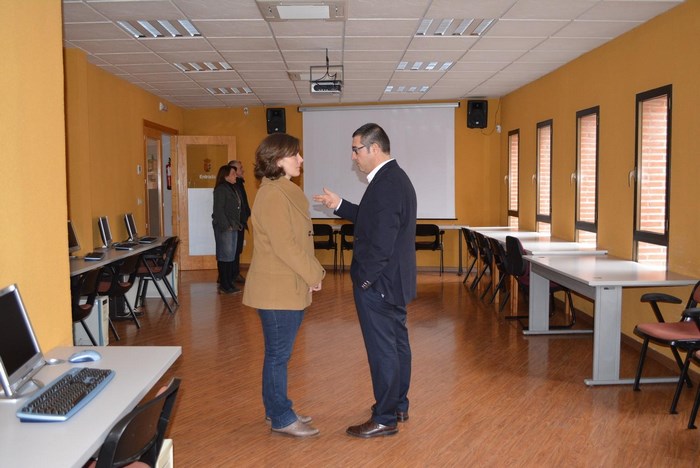 Imagen de Fernando Muñoz con la alcaldesa de Camarena en el aula donde se impartirá el taller de empleo