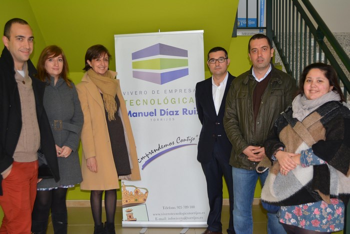 Imagen de Fernando Muñoz junto al alcalde de Torrijos, Anastasio Arevalillo, y el equipo de Gobierno