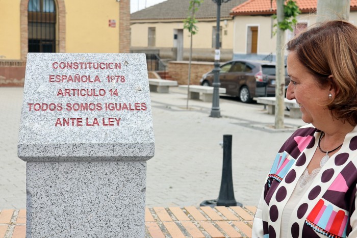 Imagen de Cedillo ante el monolito de homenaje a la Constitución