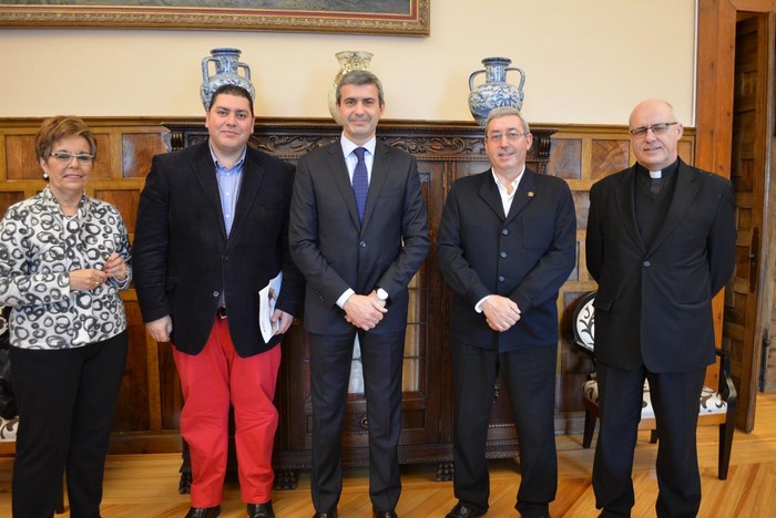 Álvaro Gutiérrez, con el equipo directivo de Cáritas Diocesanas de Toledo