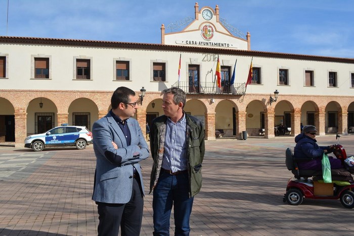 Imagen de Fernando Muñoz estudió con el alcalde de Madridejos el taller de empleo de la localidad