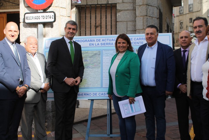 Imagen de Álvaro Gutiérrez junto a la consejera de Fomento y alcaldes de La Sierra de San Vicente
