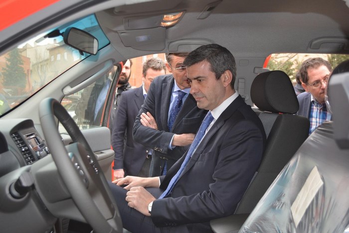 Imagen de Álvaro Gutiérrez y Tomás Villarrubia comprueban las prestaciones de los nuevos vehículos