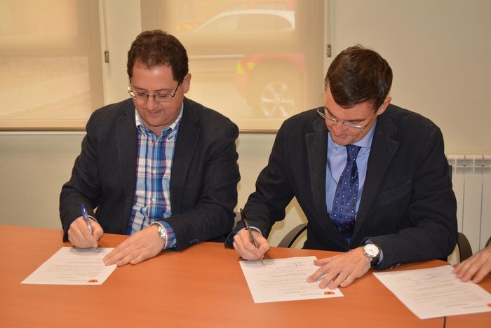 Tomás Villarrubia y Antonio Rodríguez firman en acta de recepción de vehículos