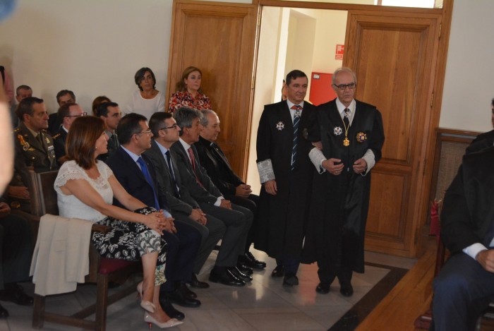 Entrada del nuevo presidente en la sala de la audiencia