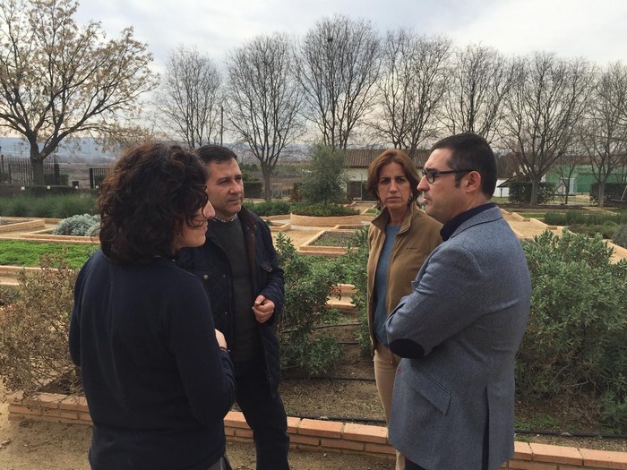 Imagen de Fernando Muñoz es informado por los educadores del trabajo de área educativa del Vivero Taxus