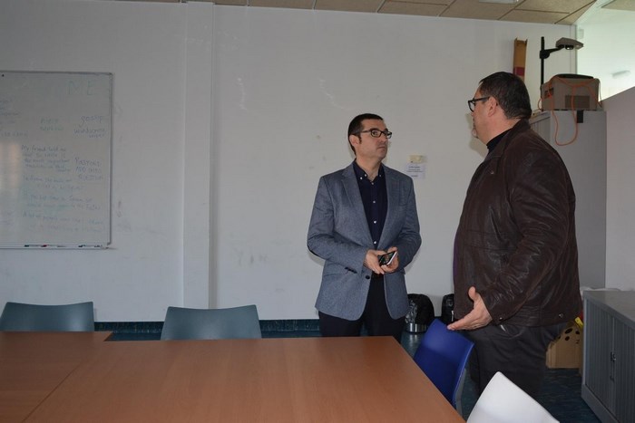 Imagen de Fernando Muñoz y Julián Bolaños en una de las aulas donde se impartirá el taller de empleo