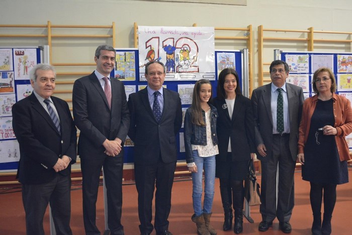 Álvaro Gutiérrez junto a la ganadora del IV concurso de dibujo sobre el 112