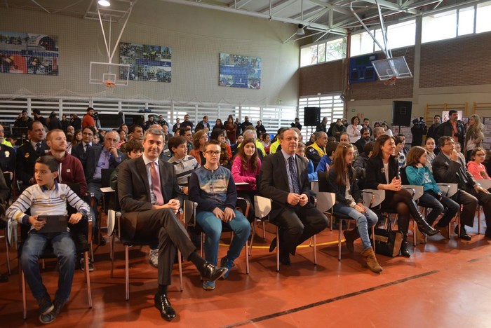 Imagen de Álvaro Gutiérrez con las autoridades y los alumnos y alumnas compañeros de la ganadora
