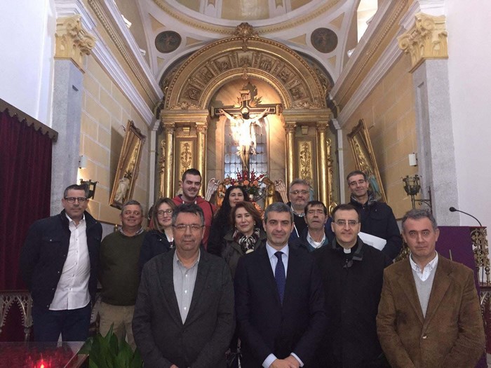 Imagen de Álvaro Gutiérrez con el alcalde de Bargas y la directiva de la Hermandad del Cristo de la Sala