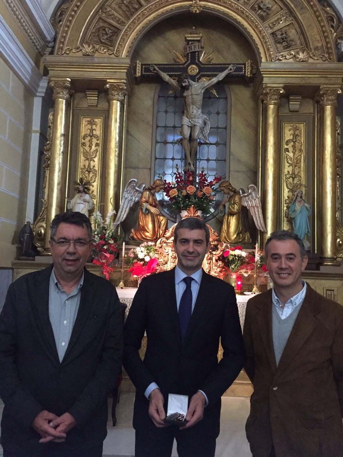 Imagen de Álvaro Gutiérrez visitó la restaurada talla del Cristo de la Sala de Bargas