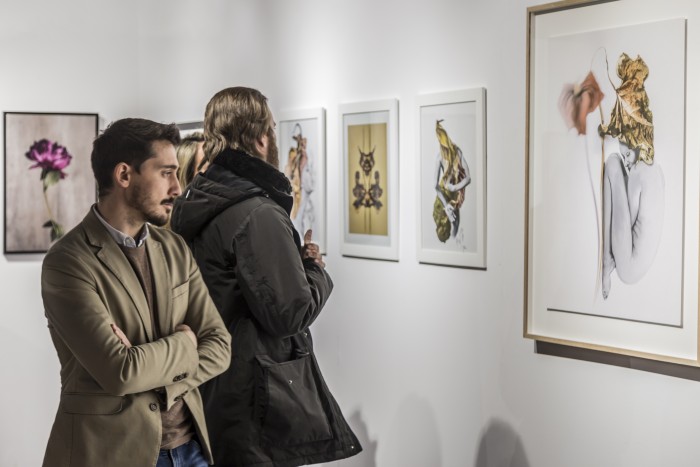 Imagen de José Antonio Ruiz visitando la exposición