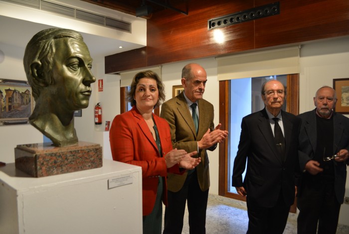 Con el busto de Romero Carrión realizado por Kalato