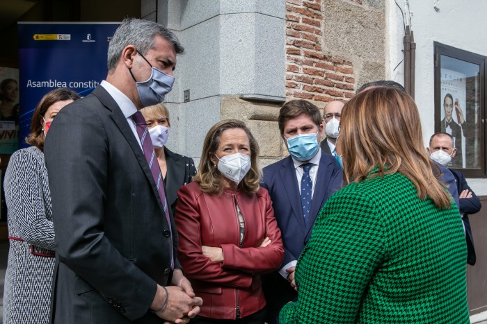 Imagen de Álvaro Gutiérrez cambiando impresiones con Nadia Calviño y Tita García Élez