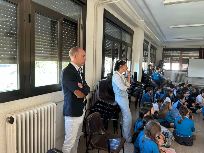 Daniel Arias en un colegio de la provincia