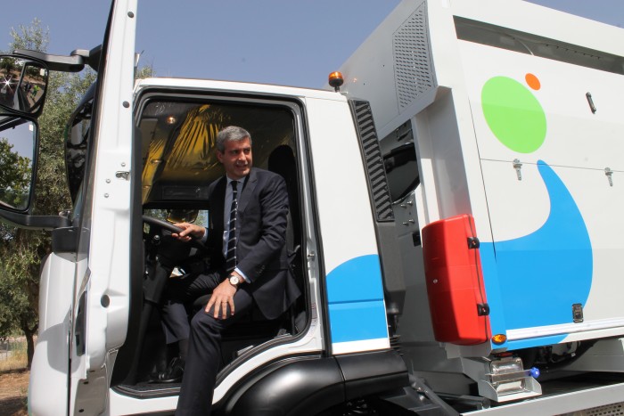 Álvaro Gutiérrez comprobando las prestaciones del camión de recogida de carga lateral
