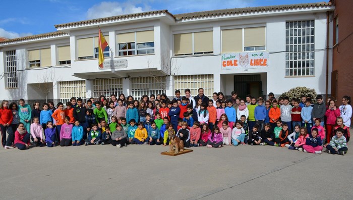 Imagen de José Luis Fernández con los niños del colegio