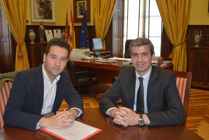 Álvaro Gutiérrez con Rubén Torres, alcalde de Quero