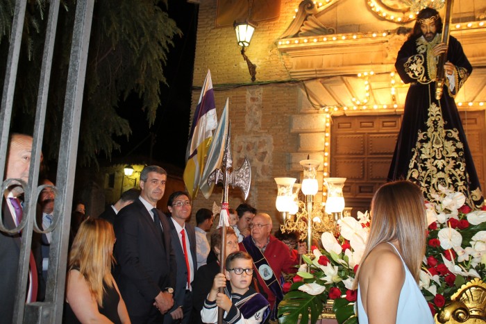 Imagen de Álvaro Gutiérrez y Víctor Botica en el momento en que el Cristo de las Aguas sale de su ermita