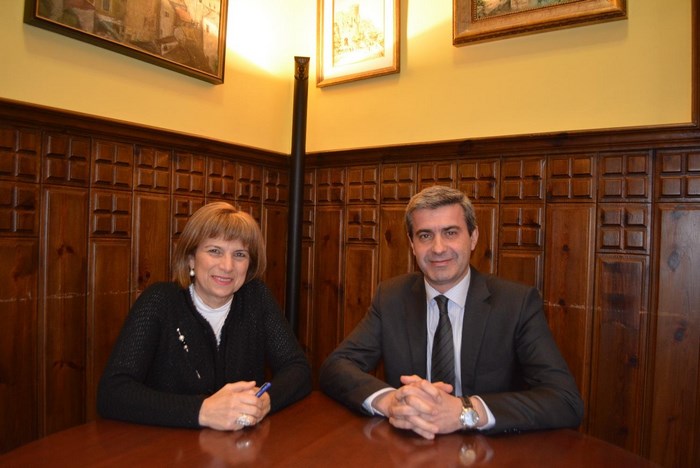 Álvaro Gutiérrez y la alcaldesa de San Martín de Montalbán