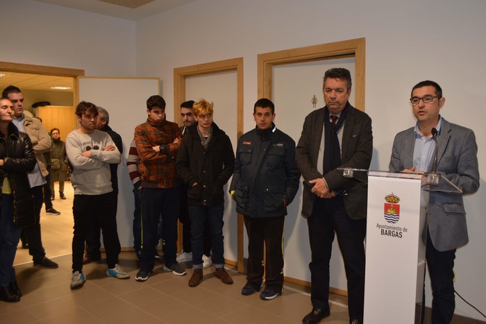 Imagen de Fernando Muñoz dirigiendo unas palabras en la inauguración de las Aulas de Música de Bargas