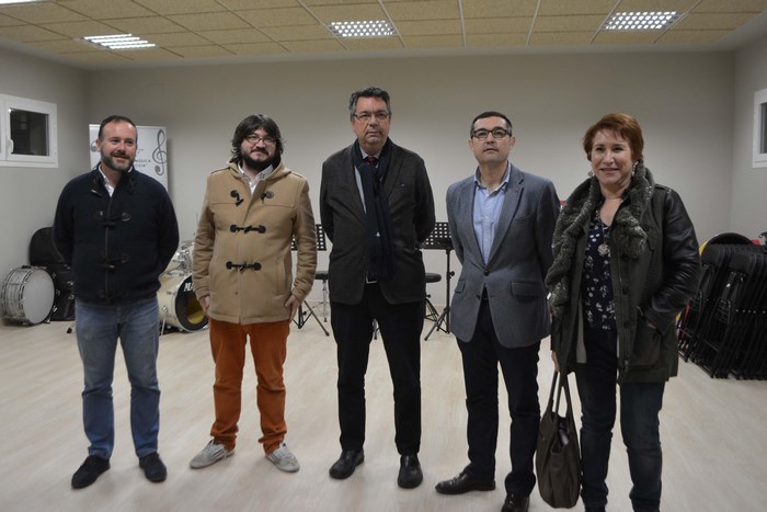 Imagen de Fernando Muñoz y Gustavo Figueroa en el aula de música de la banda 