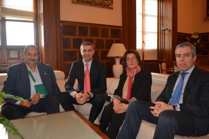 Álvaro Gutiérrez con responsables de la Cámara de Comercio de Toledo y la Asociación de Hostelería