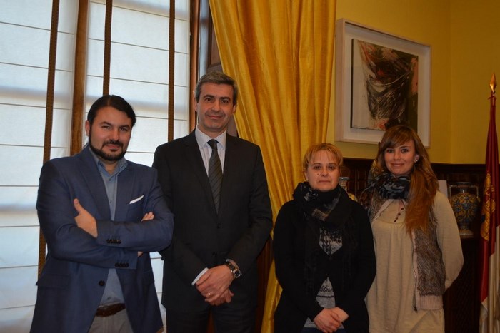 Álvaro Gutiérrez con el alcalde y concejalas de Rielves