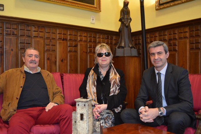 Álvaro Gutiérrez con Concepción Franco y Andrés Alcalde del Sindicato de Técnicos de Enfermería