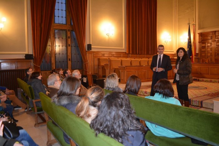 Álvaro Gutiérrez recibió a los asistentes al curso de donación y trasplantes en el salón de Plenos