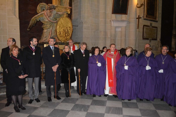 Imagen de Álvaro Gutiérrez y Milagros Tolón junto a la Cofradía del Cristo Nazareno Cautivo de Toledo