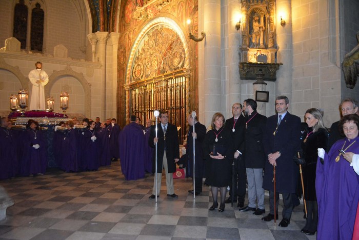 Álvaro Gutiérrez en la Catedral de Toledo junto a la imagen del Cristo Cautivo