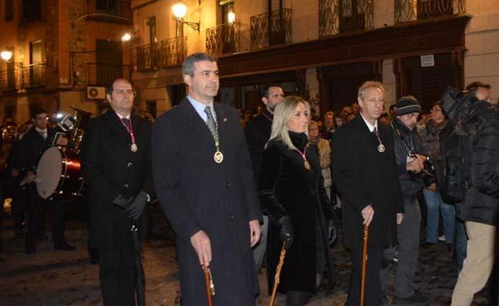 Imagen de Álvaro Gutiérrez y Milagros Tolón en el recorrido de la procesión del Cristo Cautivo de Toledo