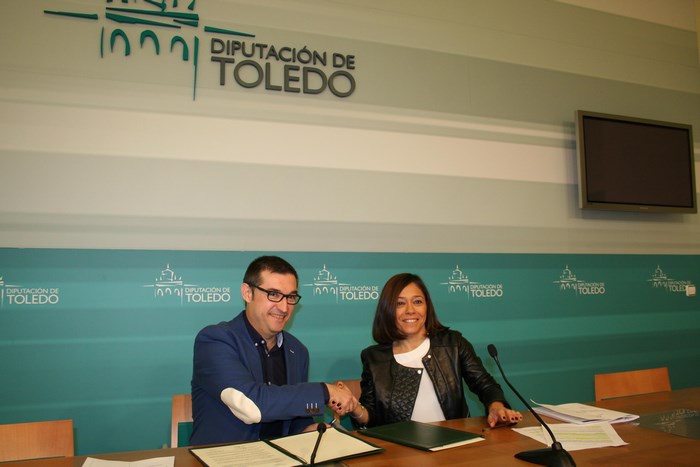Imagen de Fernando Muñoz y Charo Navas tras la firma del convenio para la formación en igualdad de género