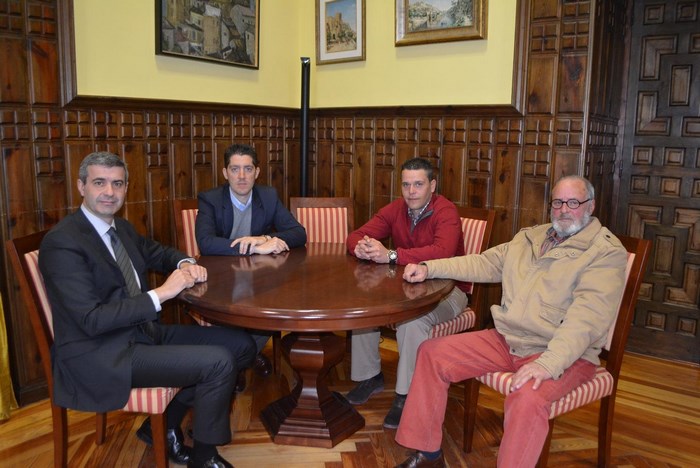 Álvaro Gutiérrez junto al alcalde y concejales de Barcience