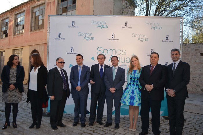 Imagen de Álvaro Gutiérrez junto al resto de autoridades asistentes al acto del Día Mundial del Agua