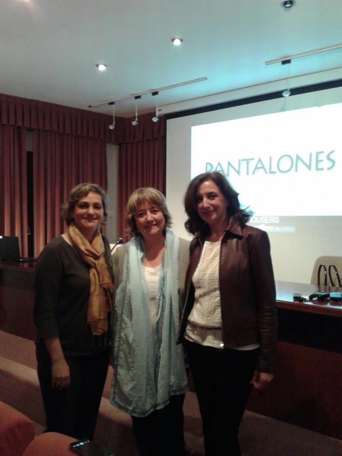 Imagen de María Ángeles García y Ana Gómez con la cineasta Ana Martínez en la Residencia Universitaria