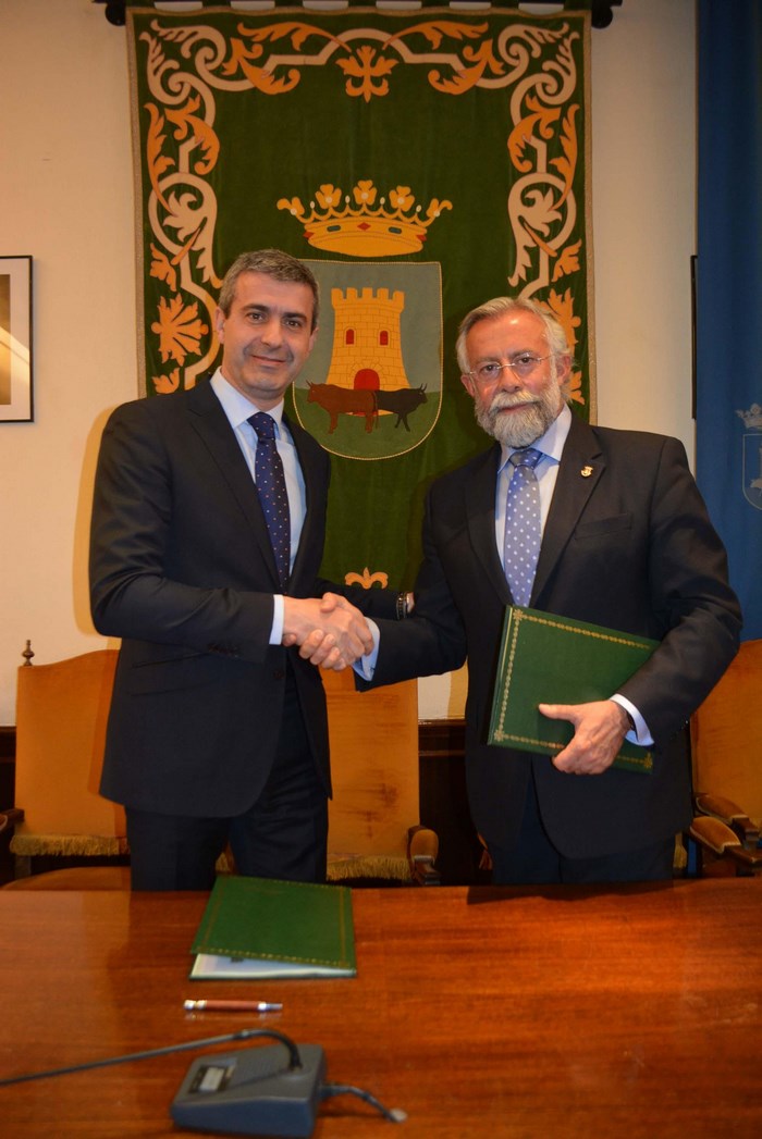 Álvaro Gutiérrez y Jaime Ramos, tras firmar el convenio de colaboración