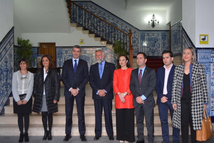 Imagen de Álvaro Gutiérrez junto al alcalde de Talavera y miembros de la corporación municipal